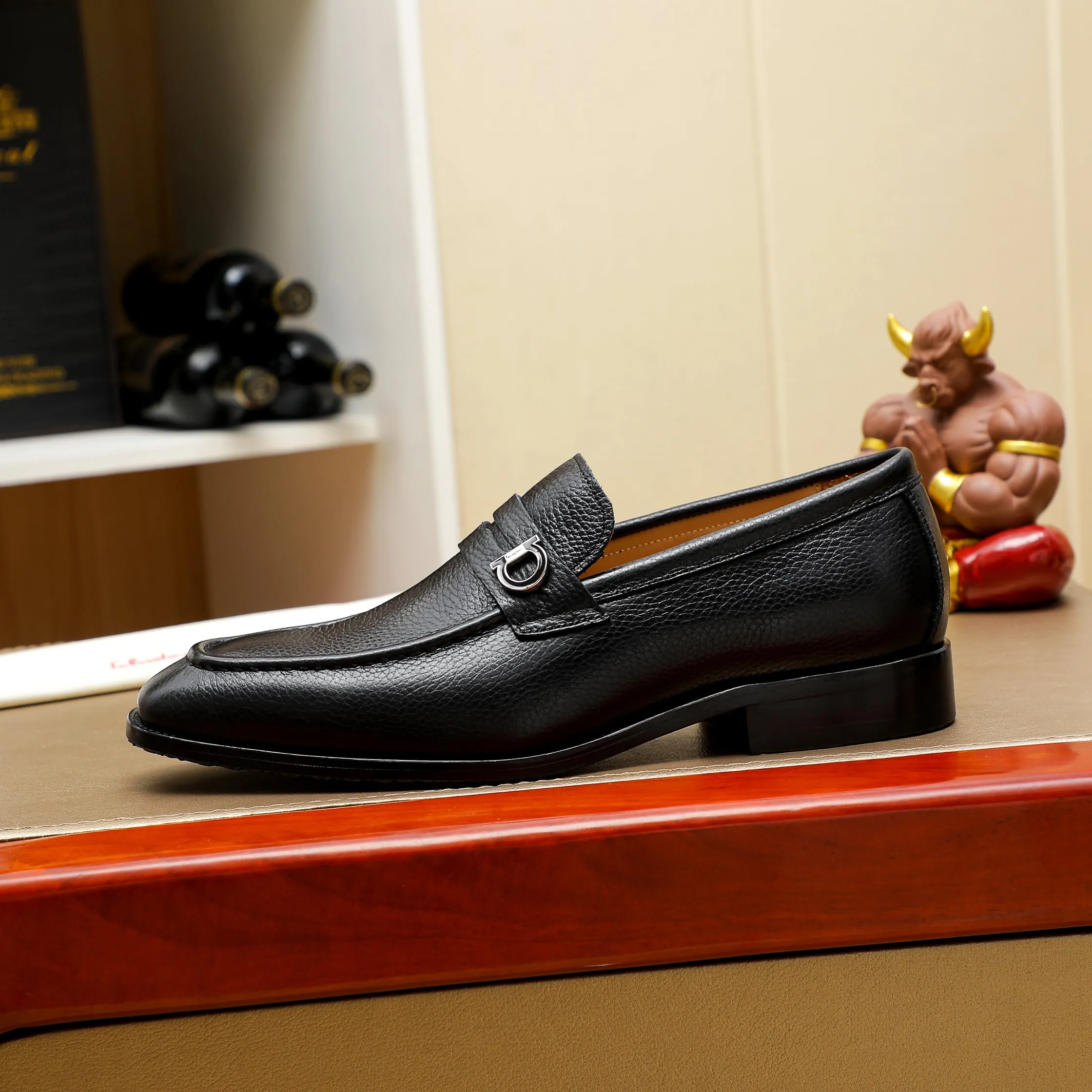 Men's shoes 💰460 🕷🕷🐂【Ferragamo】Ferragamo Popular fashionable leather shoes🇨🇳Official website counter 1:1 production, original mold opening💯Good quality visible, imported high-end first-layer waxed calfskin, water-dyed🐂leather lining🌿very clear texture, high-quality waterproof, non-slip and wear-resistant outsole🎋high quality and low price, truly handmade🍓3 colors available! Code number 38-44……(45.46.Customized)